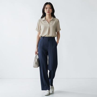 OnenessUのイエベ向けベージュ半袖ベーシックブラウスを着用した女性。上品な落ち感のあるリサイクルポリエステル素材。