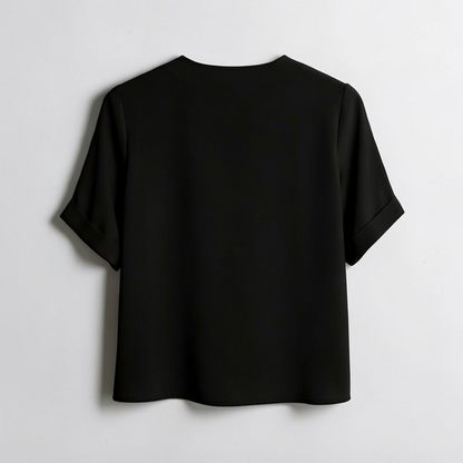 OnenessUの半袖Vネックブラウス。リサイクルポリエステル素材を使用した、シンプルで洗練された黒のベーシックなトップス。