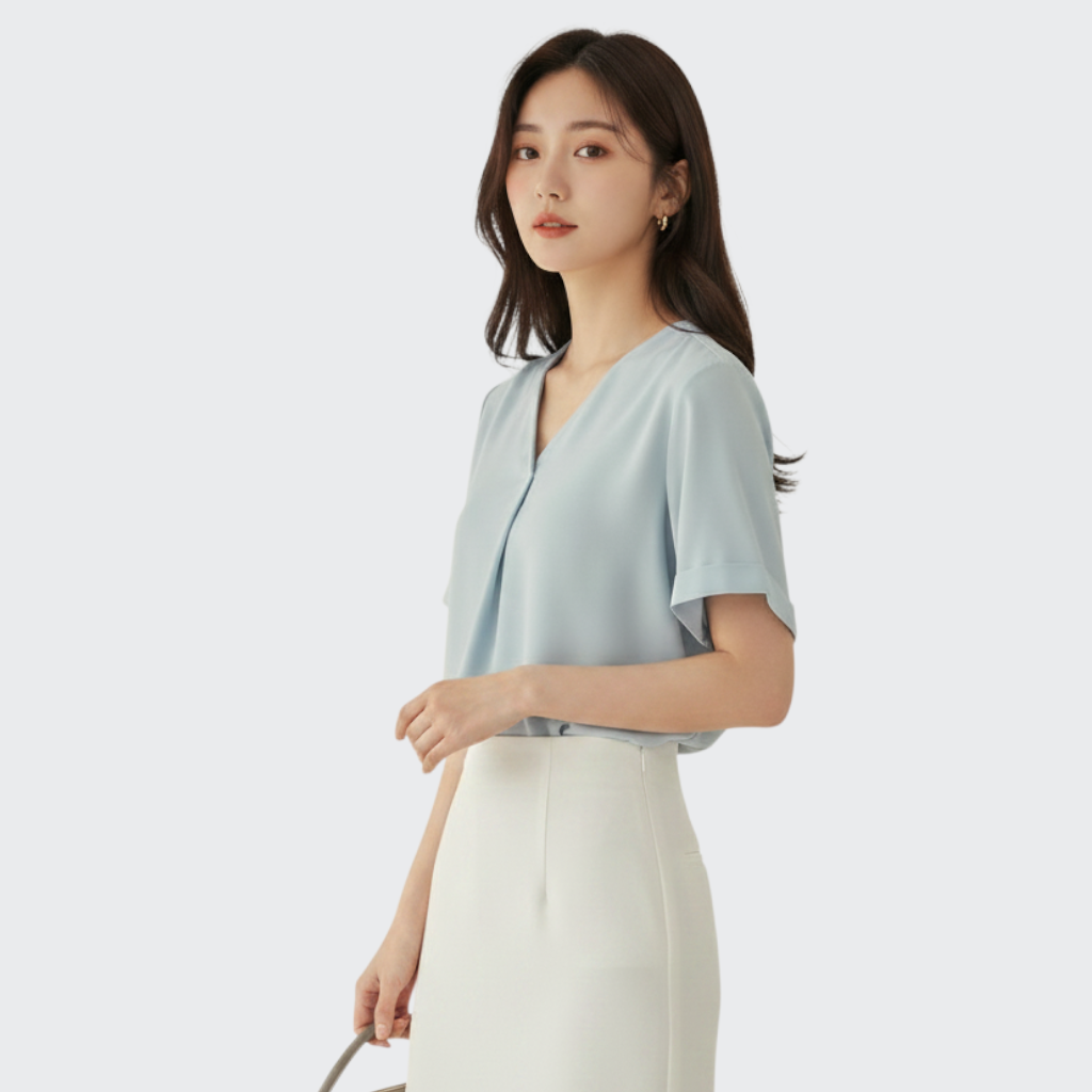 OnenessUのブルベ向け半袖Vネックブラウス。柔らかな落ち感のあるリサイクルポリエステル素材で、洗練された淡いブルーのトップス。